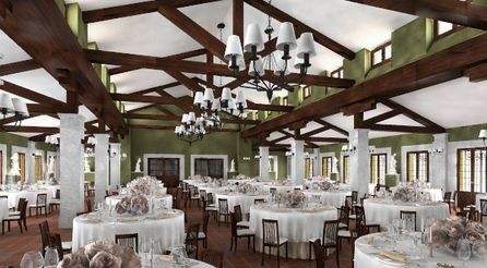 Elegante salón de banquetes con mesas blancas, candelabros y vigas de madera a la vista.