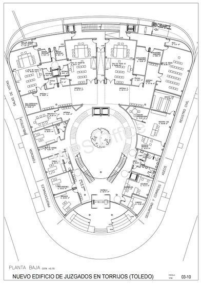Plano de planta del interior de un edificio triangular con habitaciones etiquetadas y un patio central.