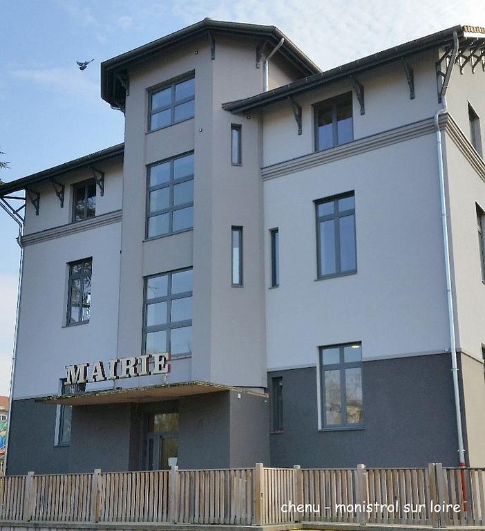 Bâtiment de la mairie, façade grise et gris foncé, panneau 