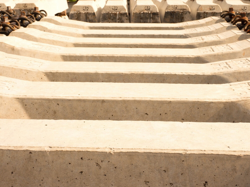 Una fila de bloques de hormigón con números en ellos