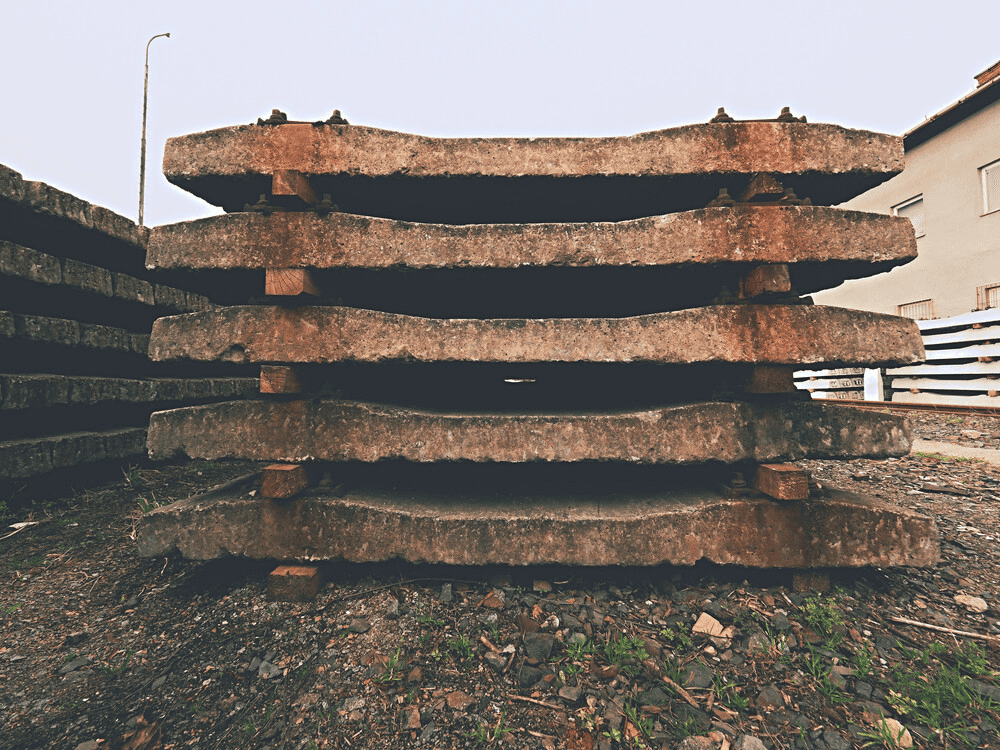 Una pila de losas de hormigón apiladas una encima de otra.