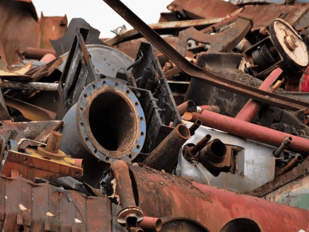 Una pila de metal oxidado con una tubería en el medio