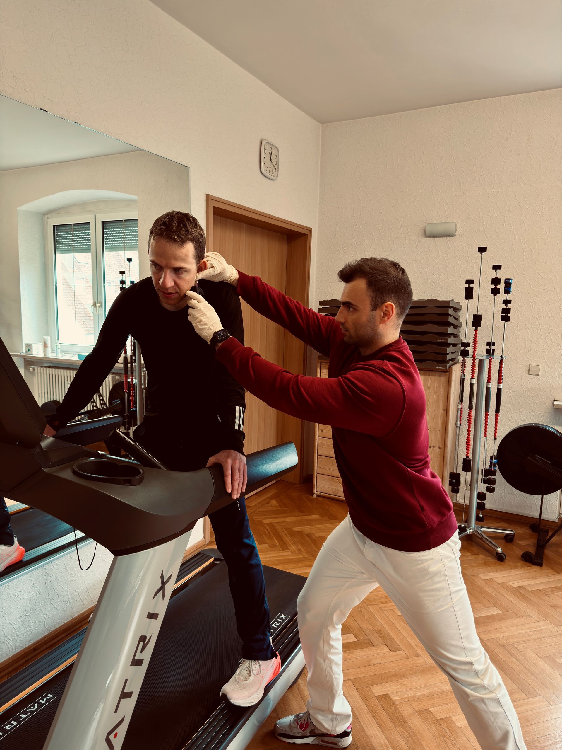 Ein Personaltrainer motiviert eine Kundin im Fitnessstudio.