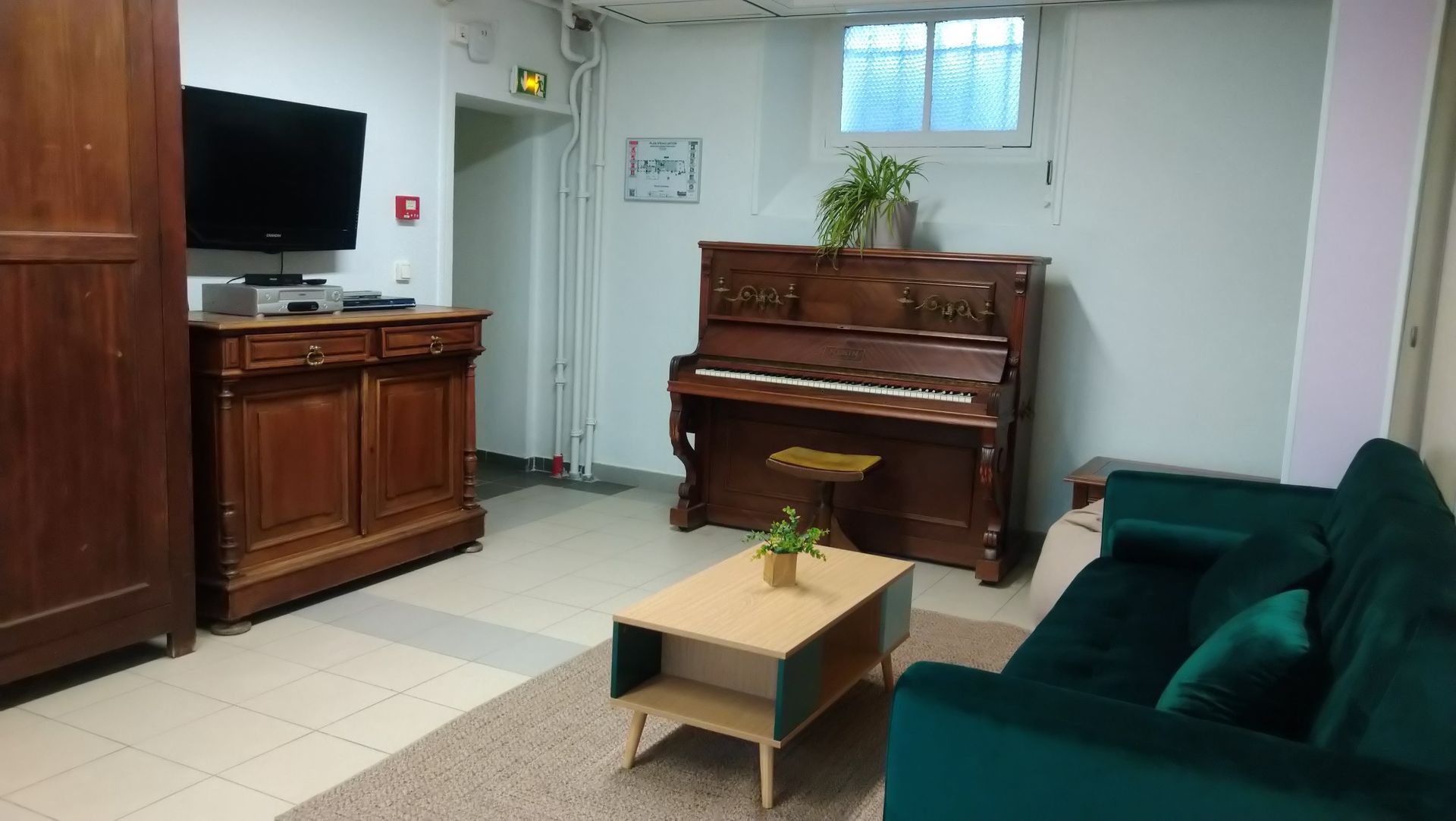 Salon TV et piano