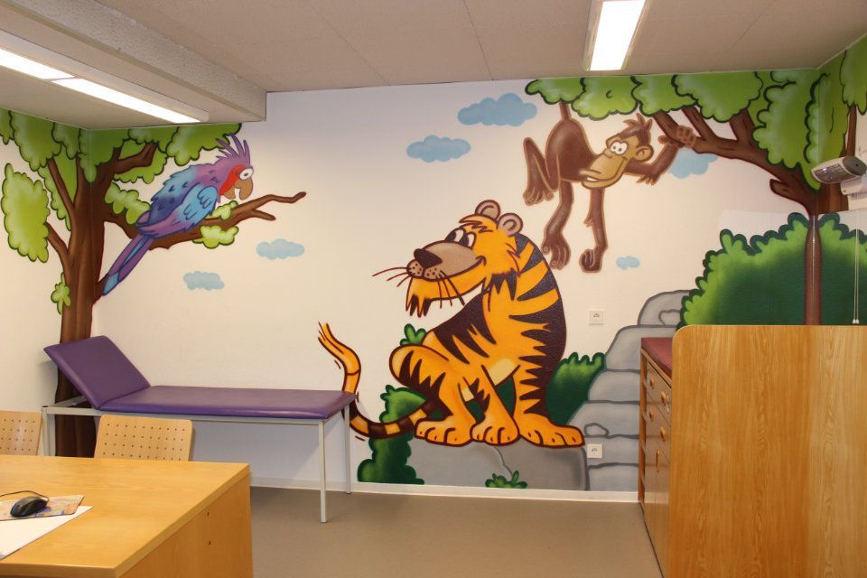 Wandgemälde mit Dschungelmotiven in einer Arztpraxis; Tiger, Affe, Papagei. Hellblauer Himmel im Hintergrund, braune Möbel.