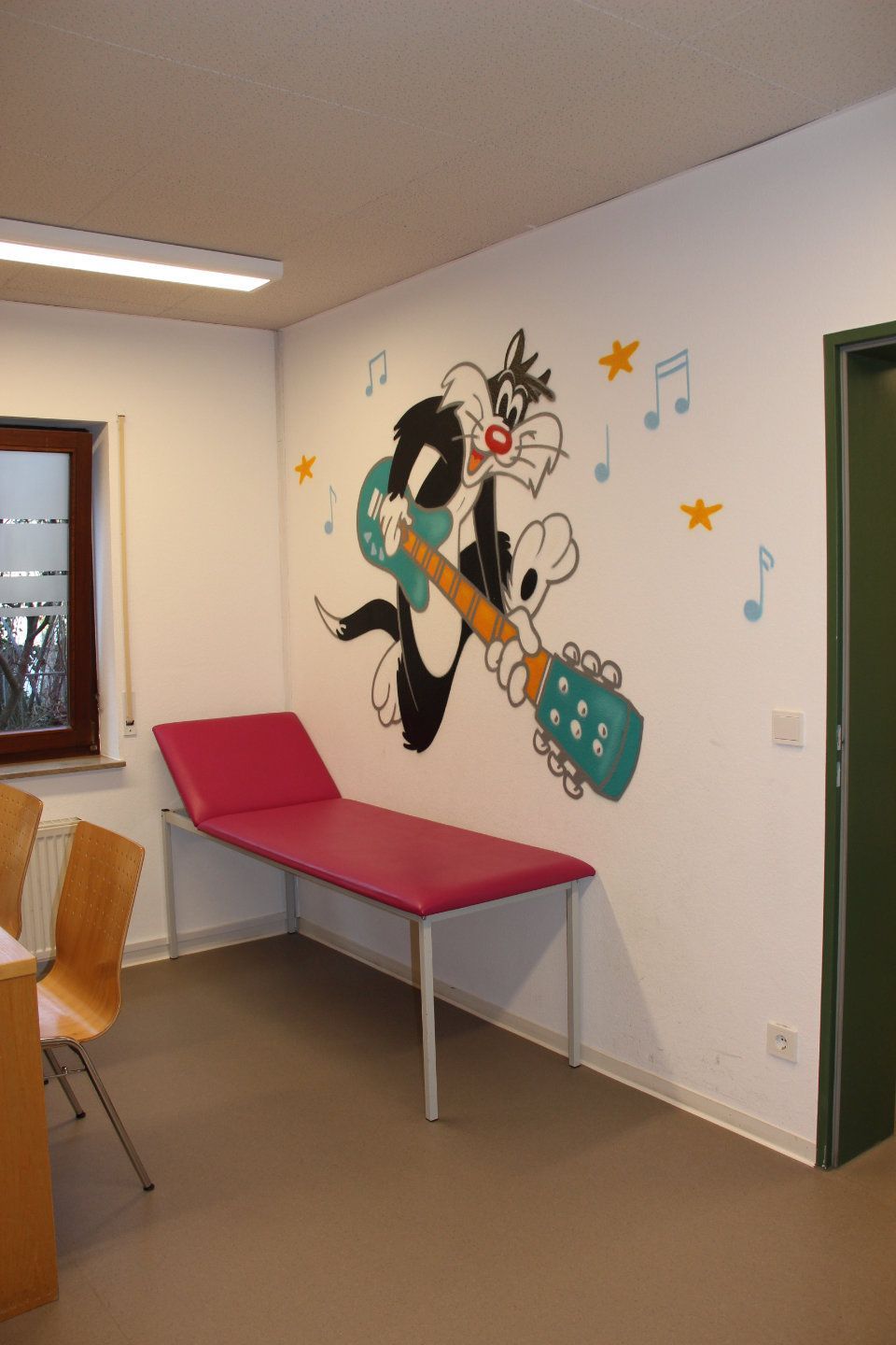 Behandlungsraum, Wand bemalt mit der Katze Sylvester