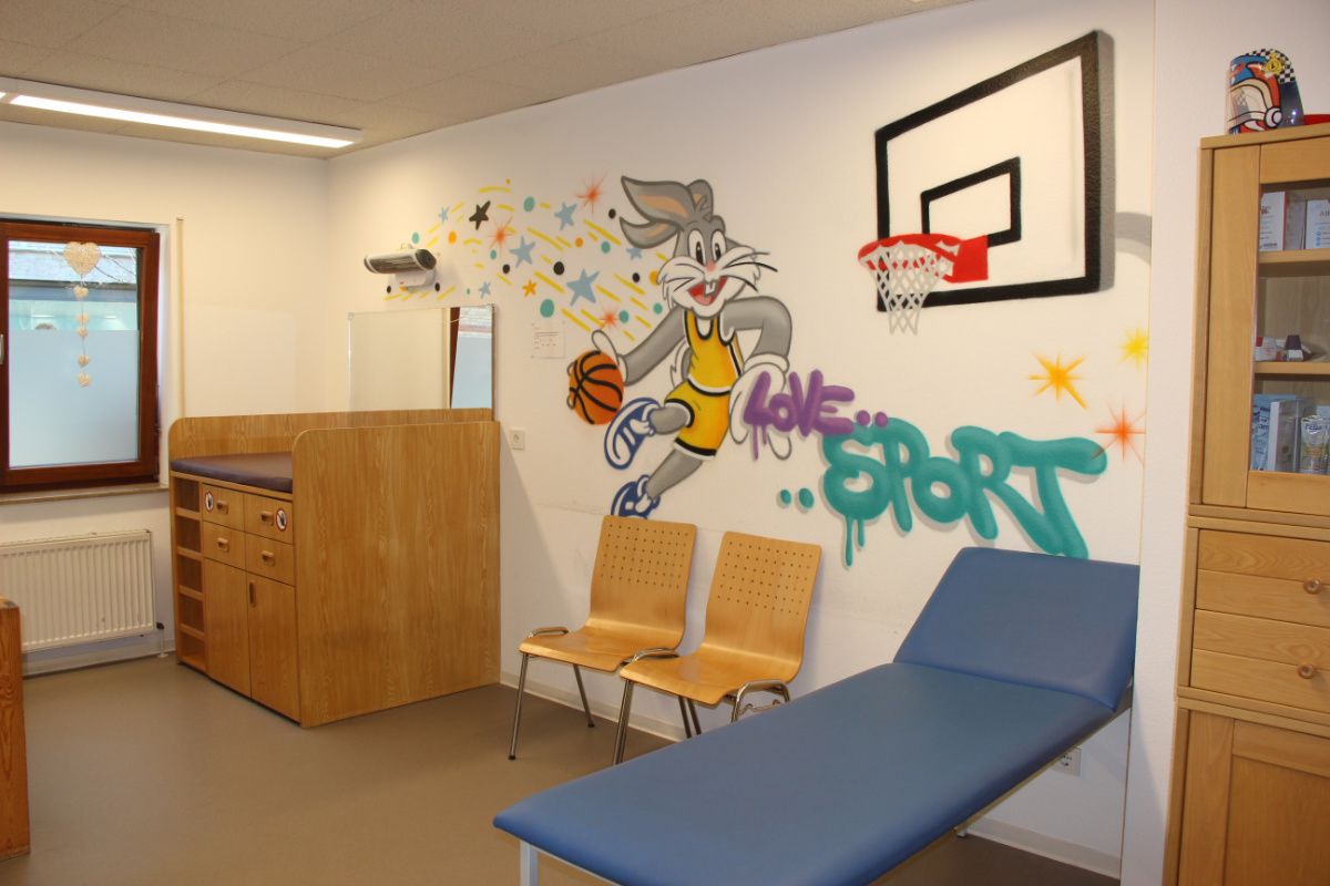 Besprechungsraum mit Bugs Bunny als Basketballspieler an die Wand gemalt