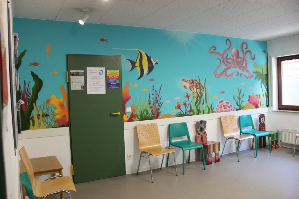 Wartezimmer, Wand bemalt mit allerlei Unterwassertieren