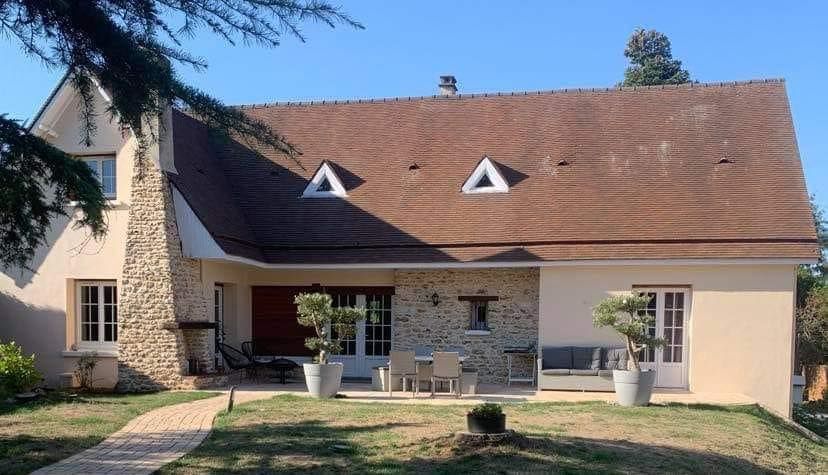 Maison en pierre et crépi.