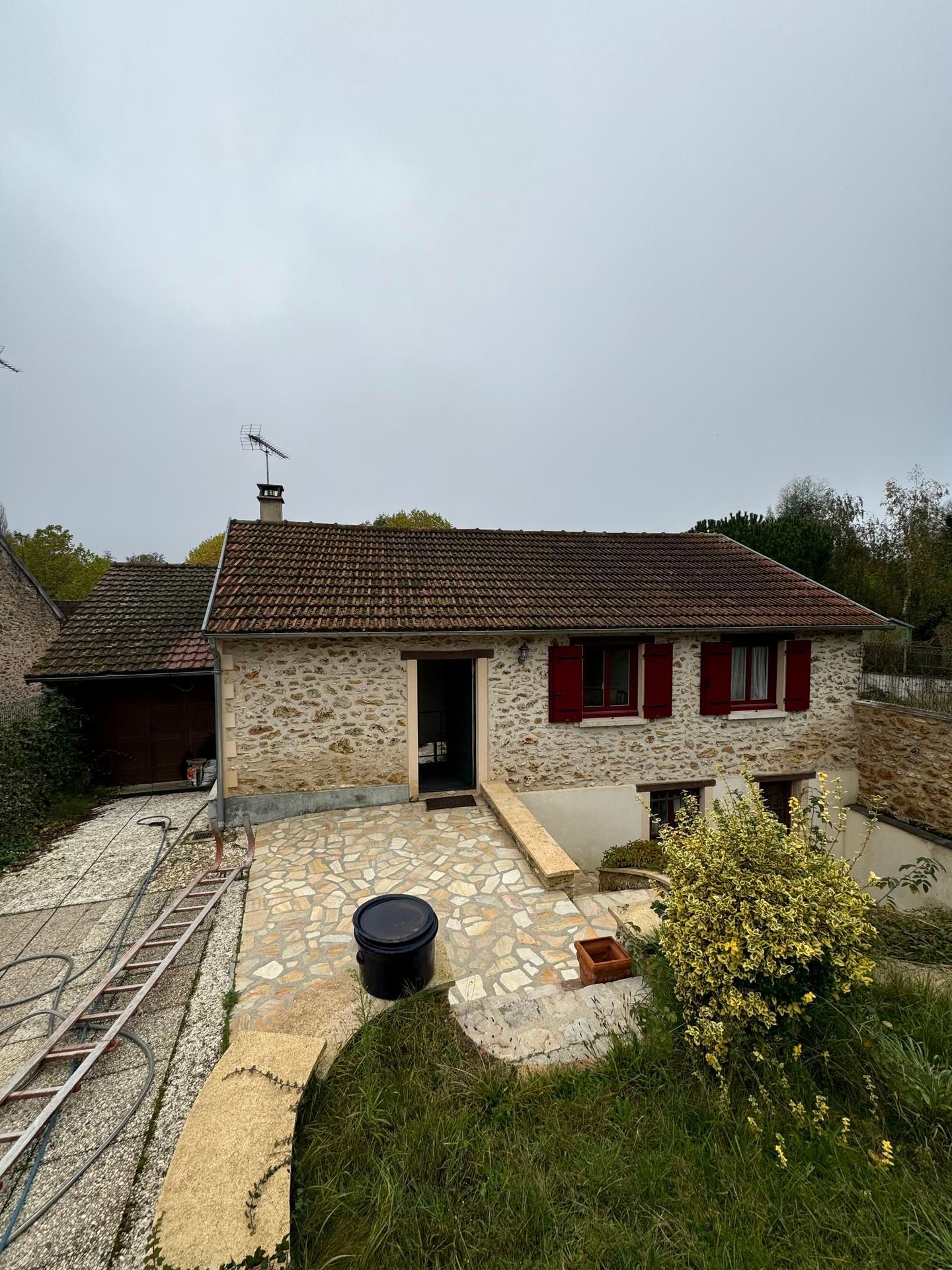 Maison en pierre et toit en tuile.