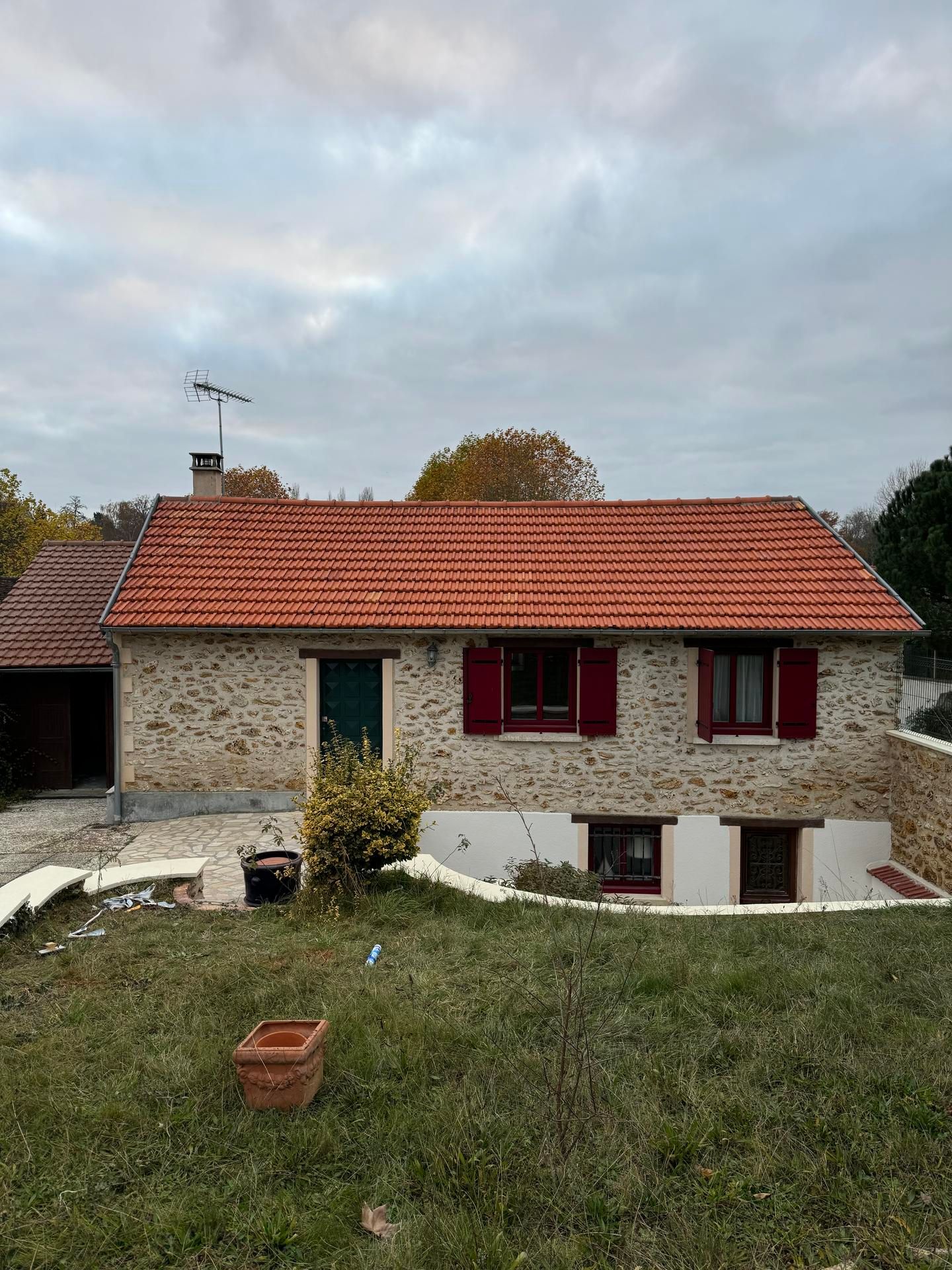 Maison avec une toiture en tuile.