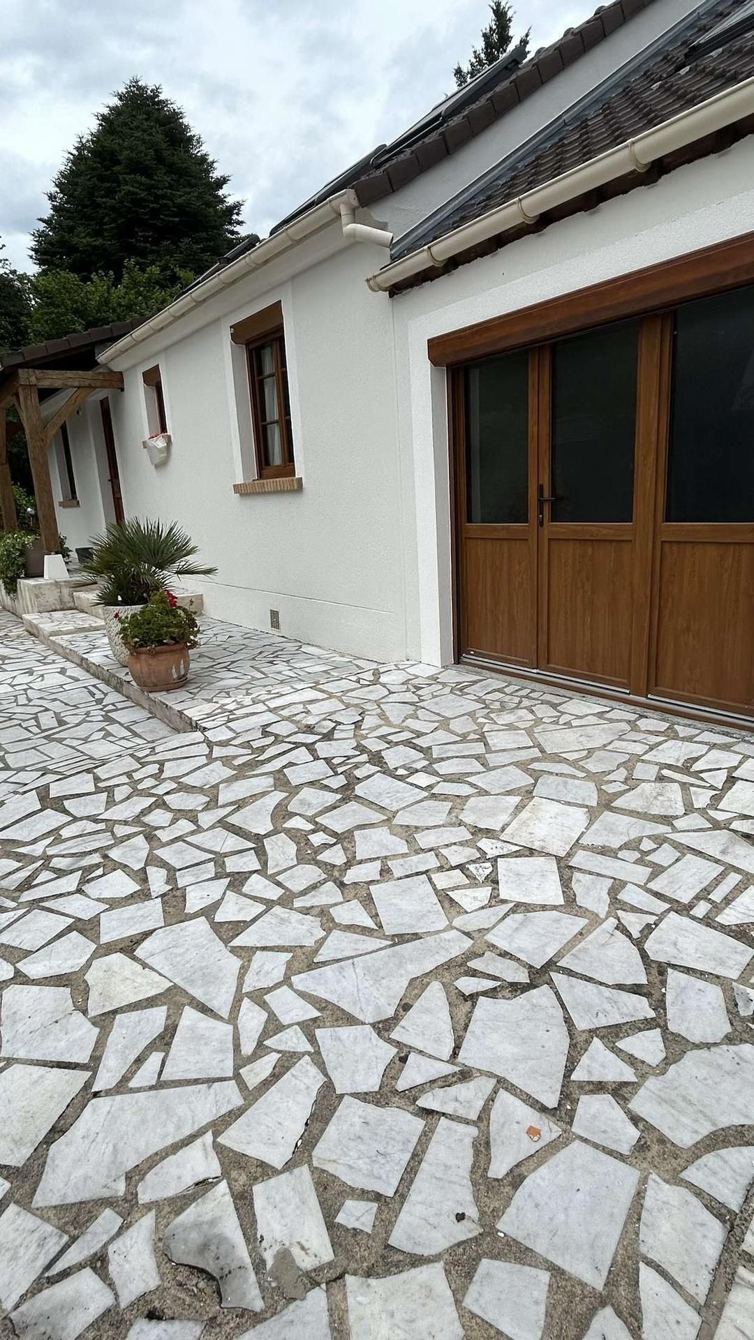 Façade après le ravalement, peinte en blanc.