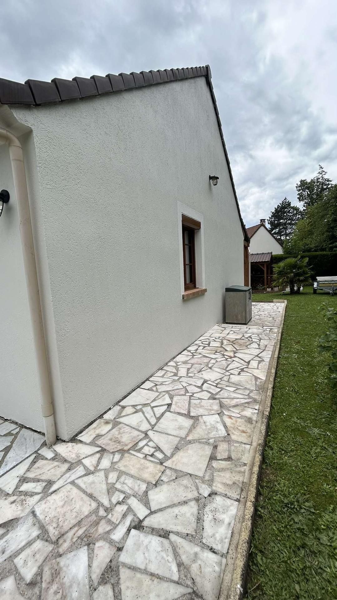 Façade blanche après nettoyage.