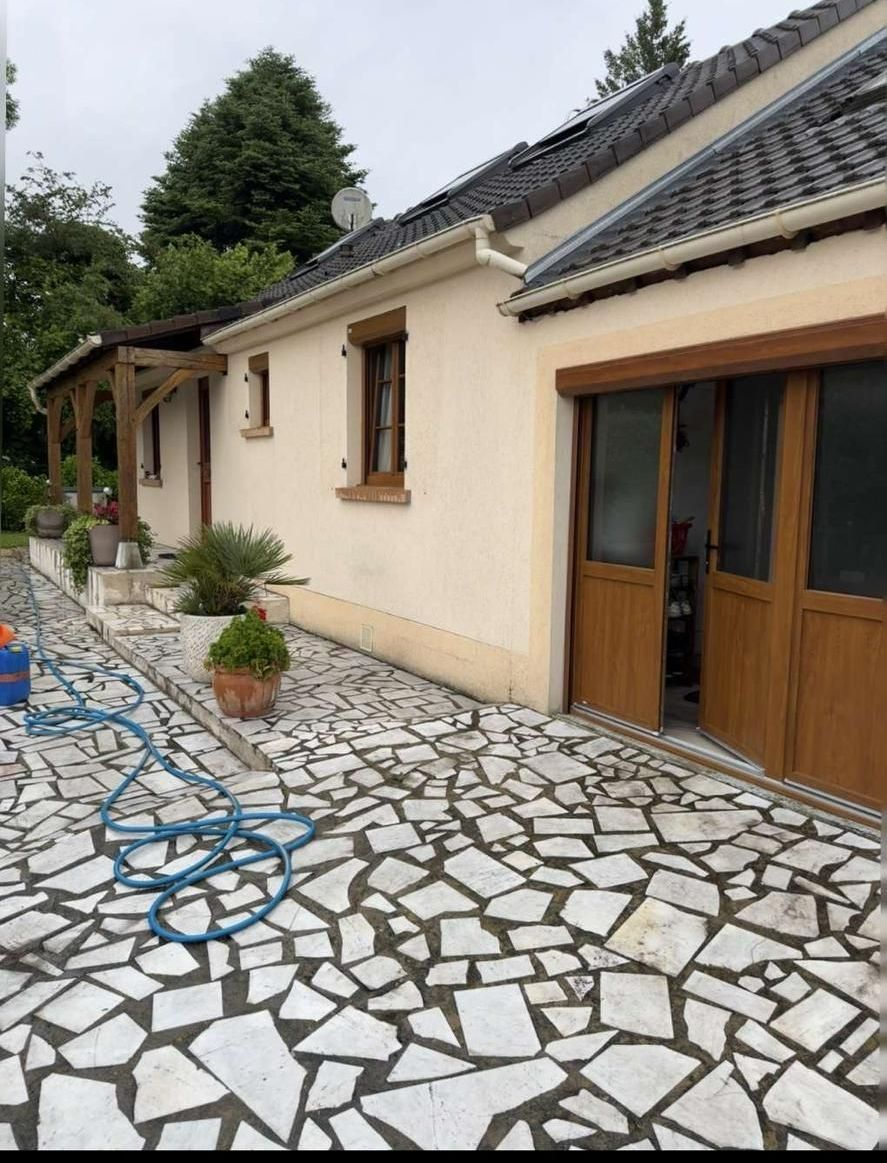 Façade beige avant le ravalement.