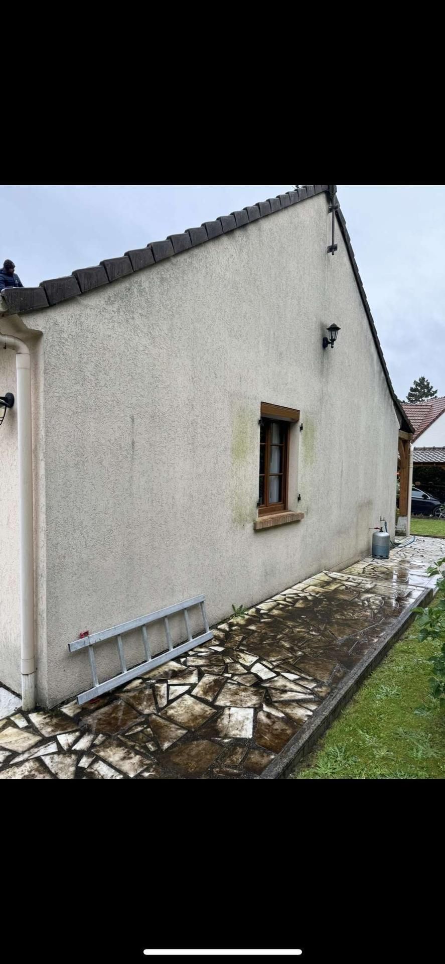 Façade avant un nettoyage.