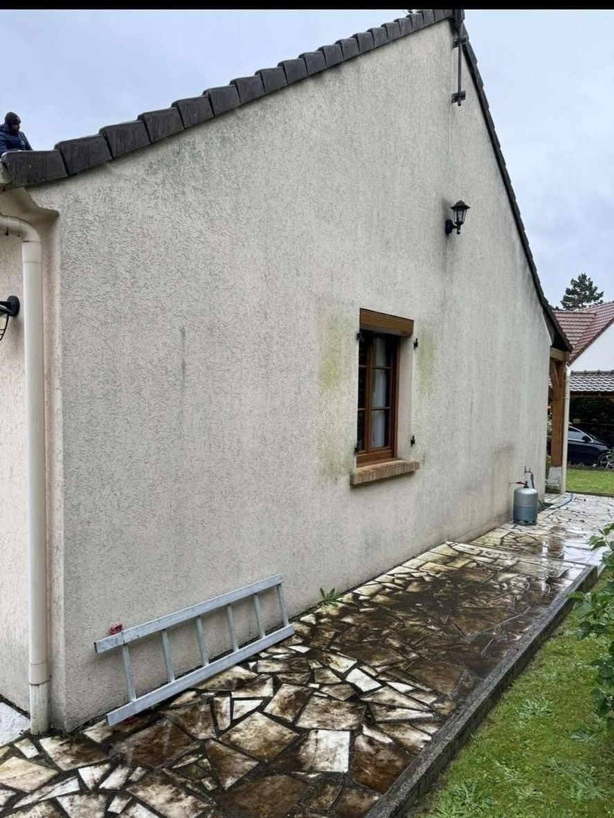 Façade blanche avant nettoyage.
