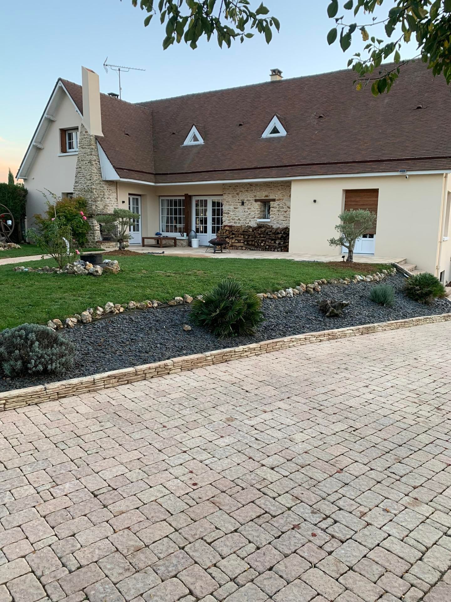 Grande maison avec une allée en pavé.
