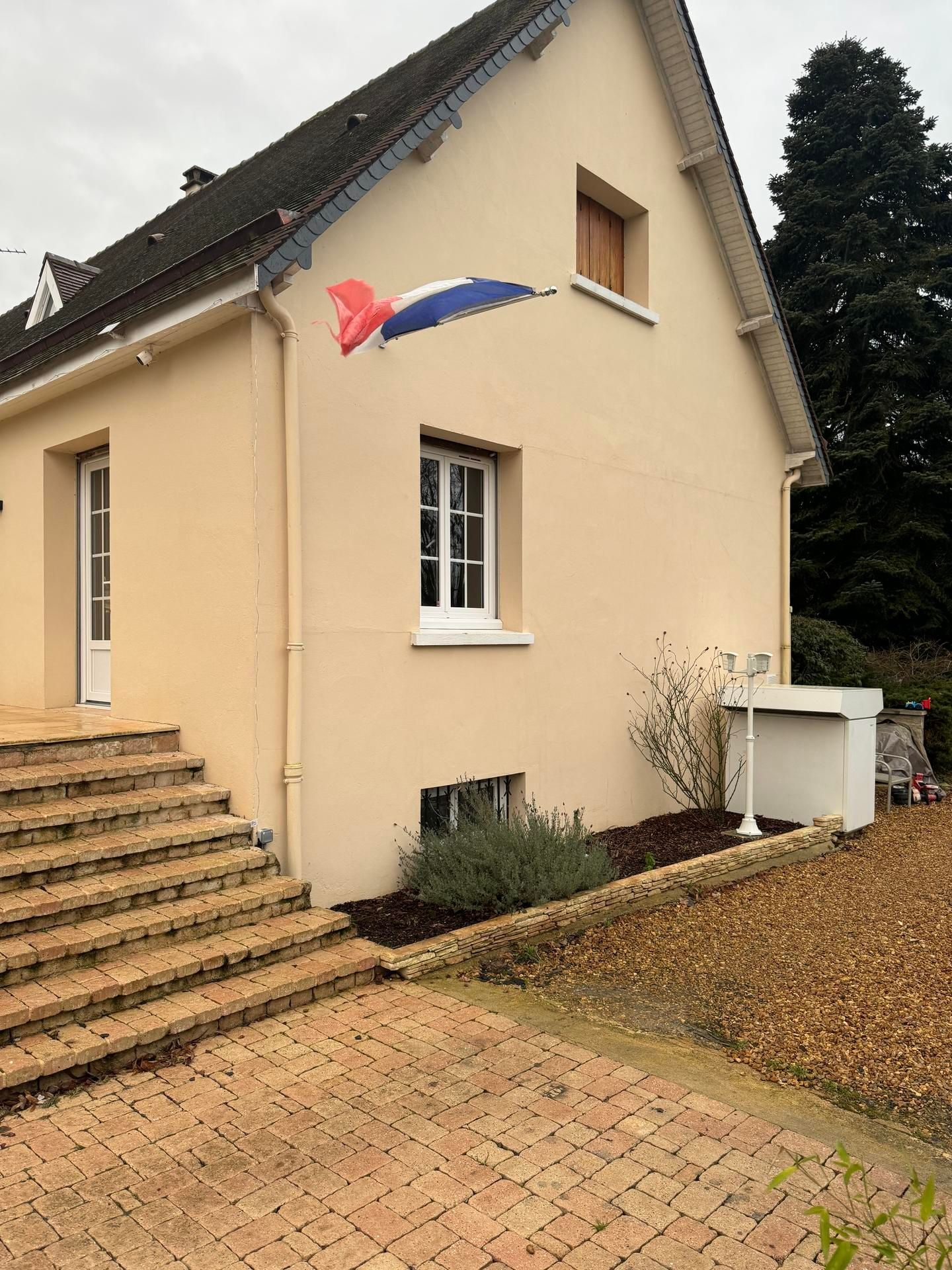 Façade sans le lierre et repeinte.