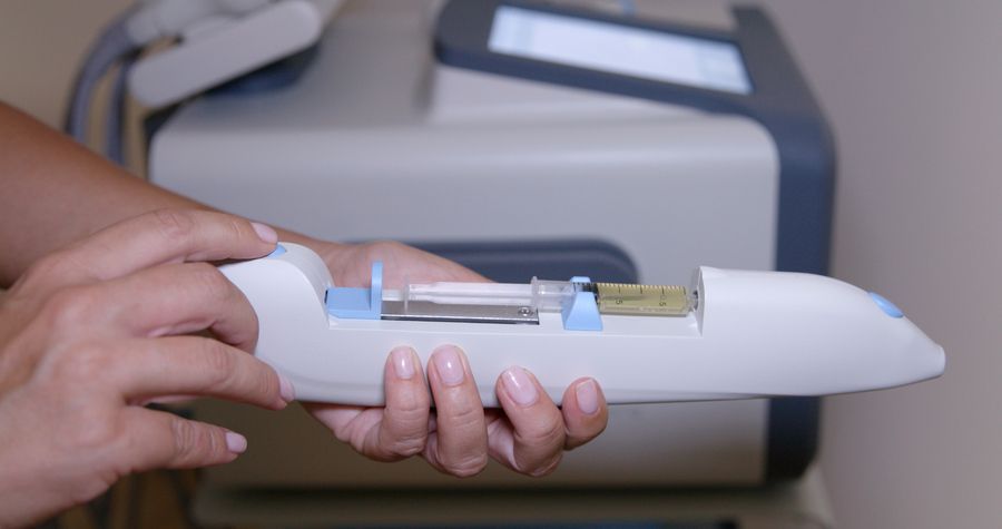 Máquina de depilación láser, “Leaseir”, con patas y texto sobre velocidad y sin dolor.