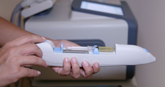 Máquina de depilación láser, “Leaseir”, con patas y texto sobre velocidad y sin dolor.