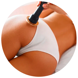 Mujer recibiendo tratamiento de celulitis en los glúteos, acostada, en ropa interior blanca.