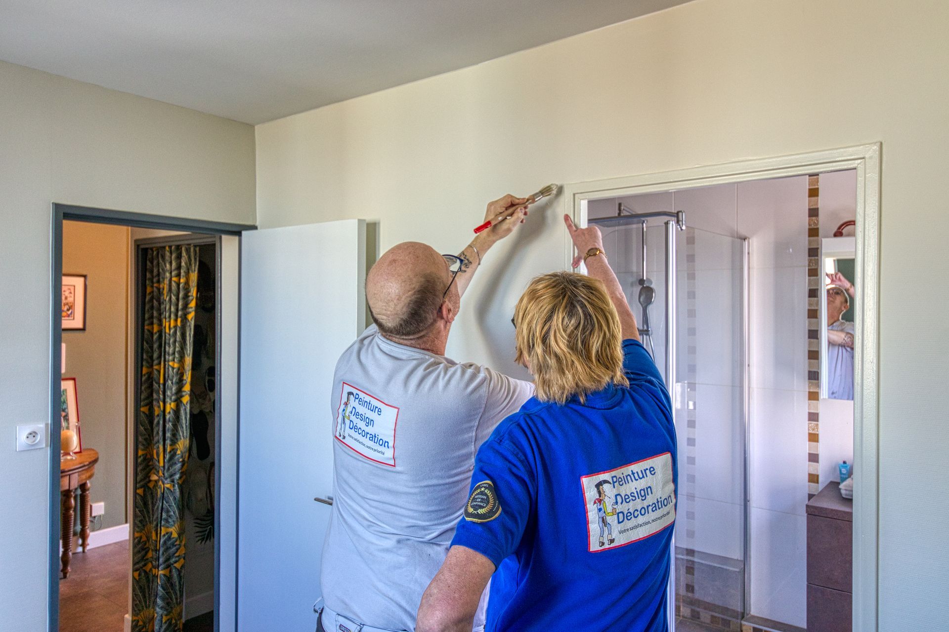 Monsieur et Madame Pieters avec un pinceau.