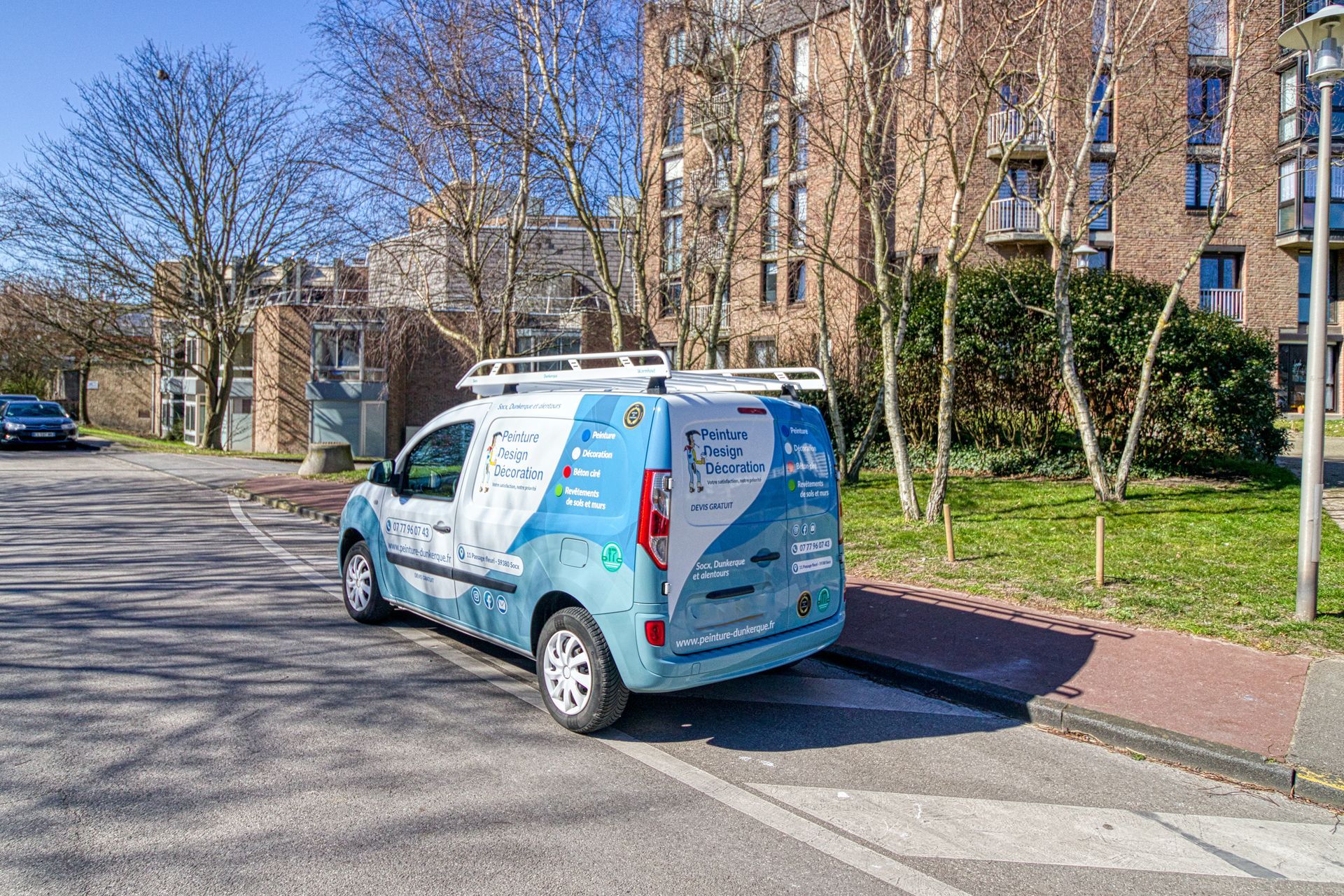 Le véhicule de Peinture Design Décoration vu de derrière.