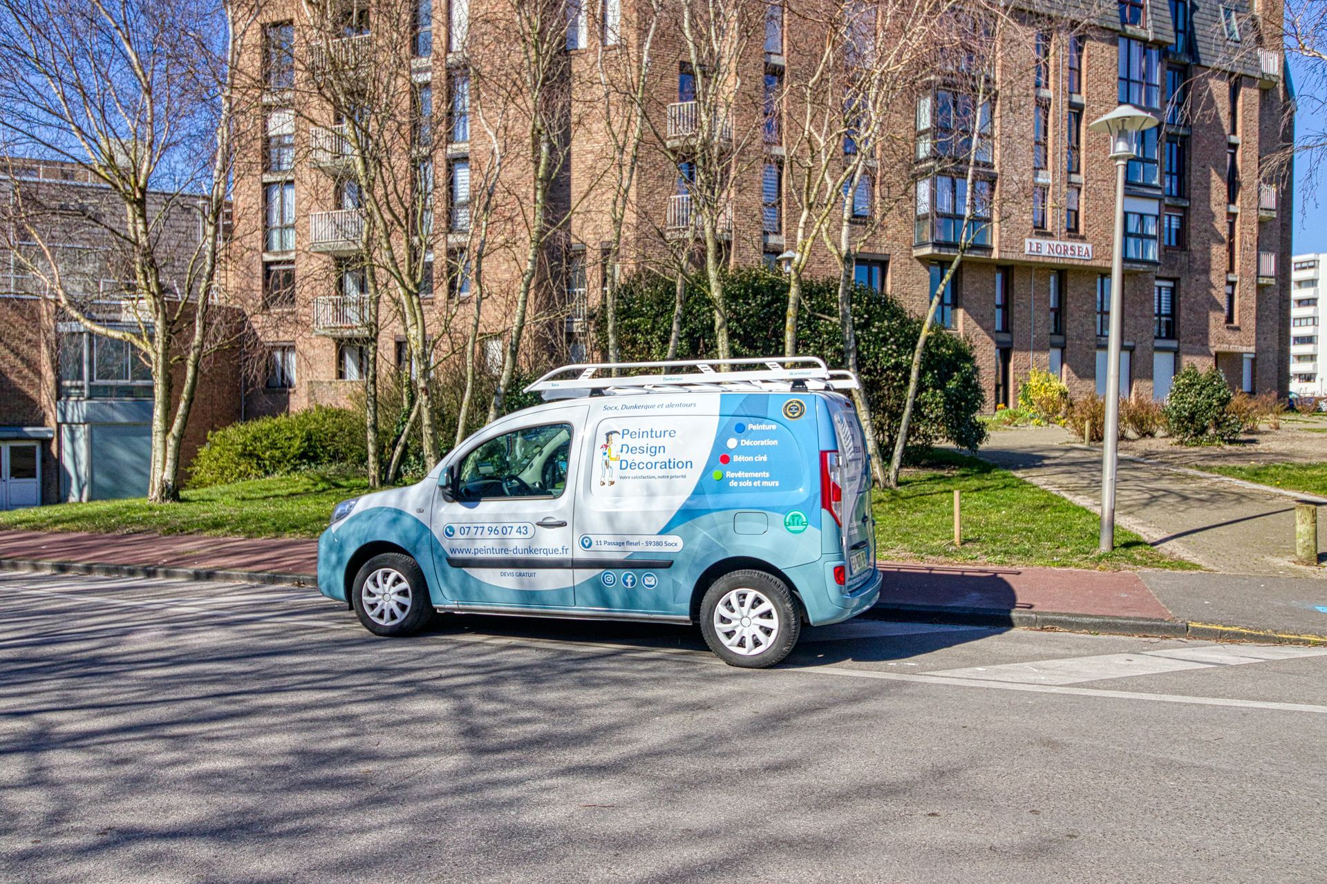 Le véhicule de Peinture Design Décoration vu de côté.