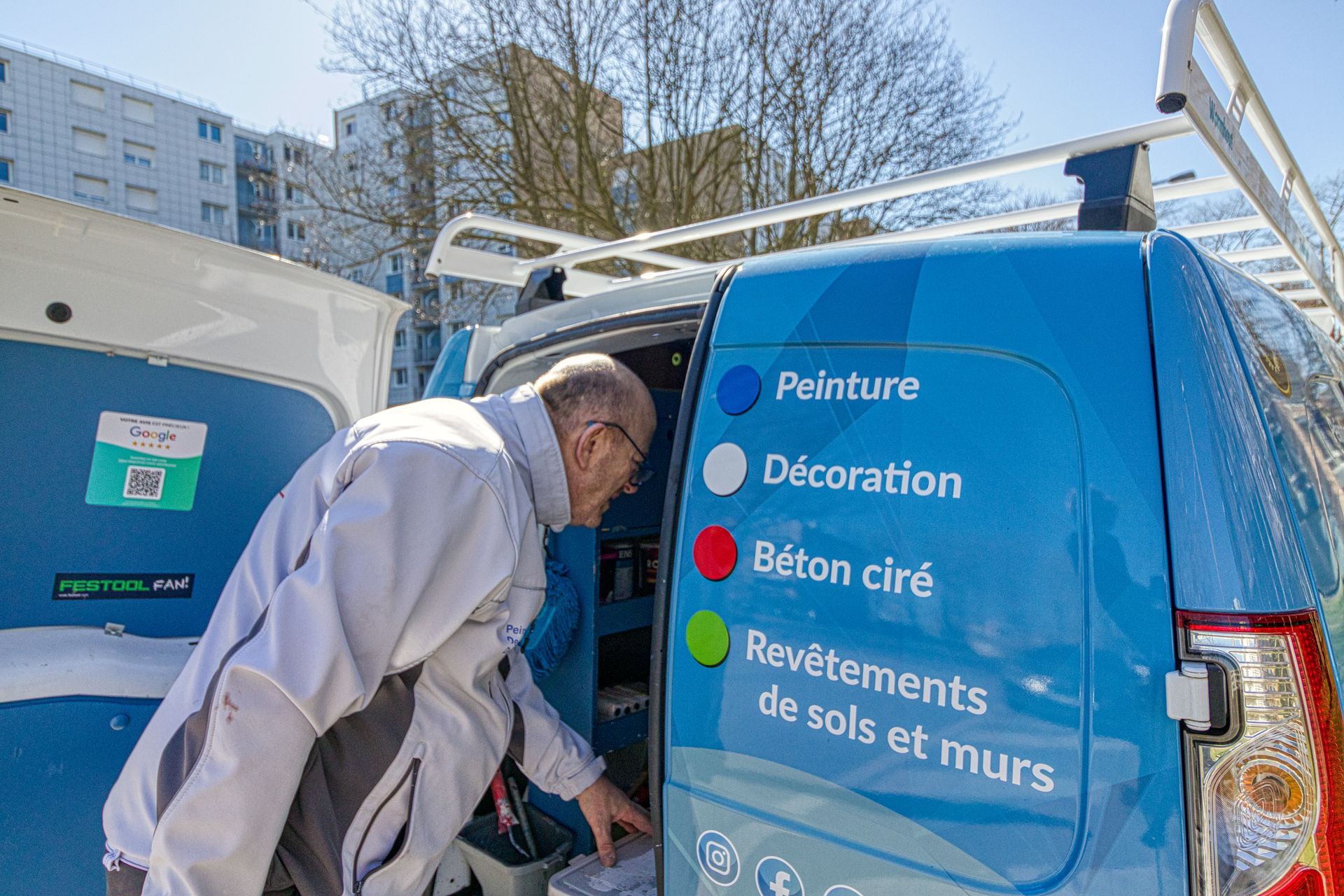 Monsieur Pieters et son véhicule ouvert.
