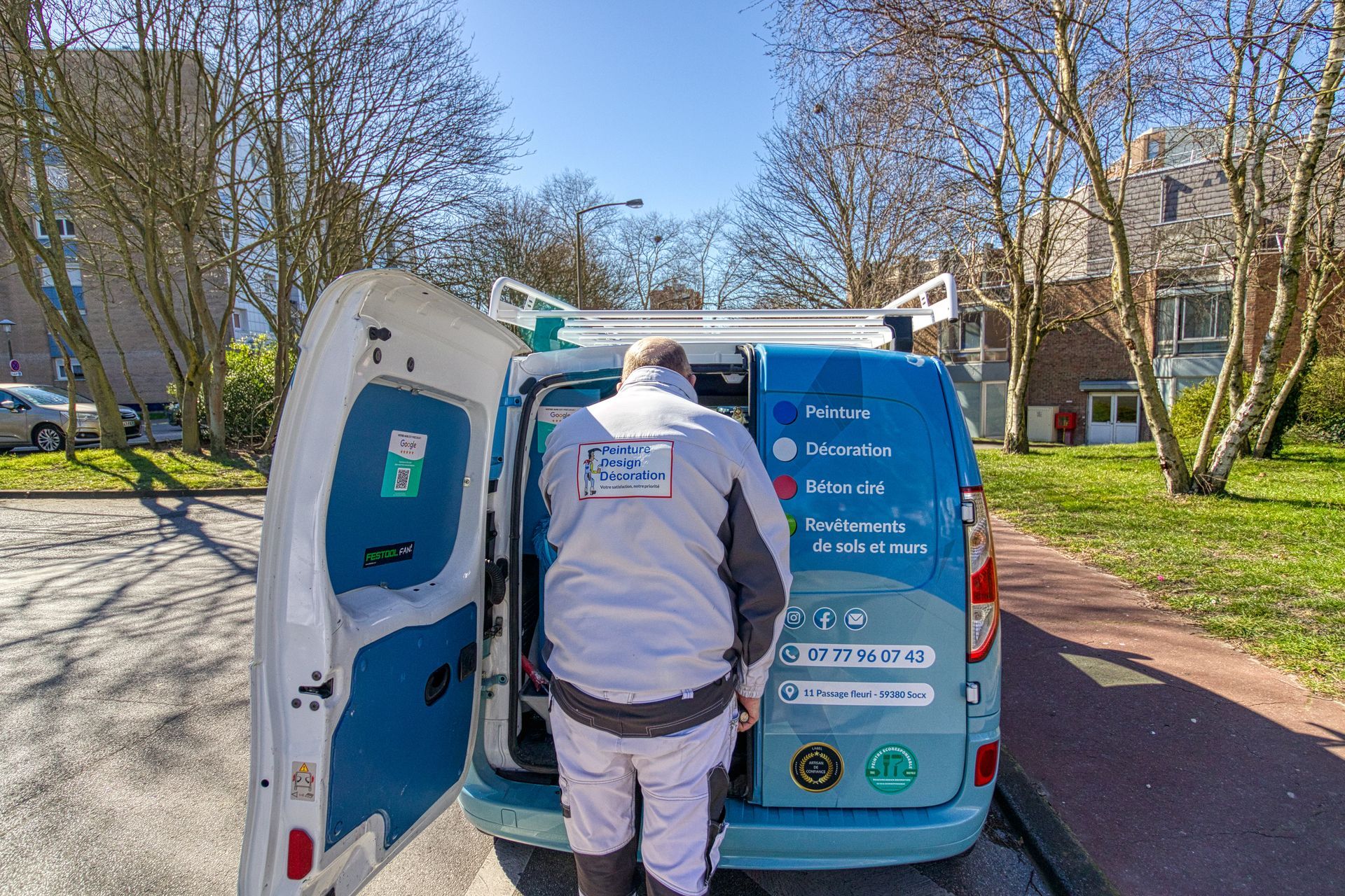 Monsieur Pieters derrière son véhicule.