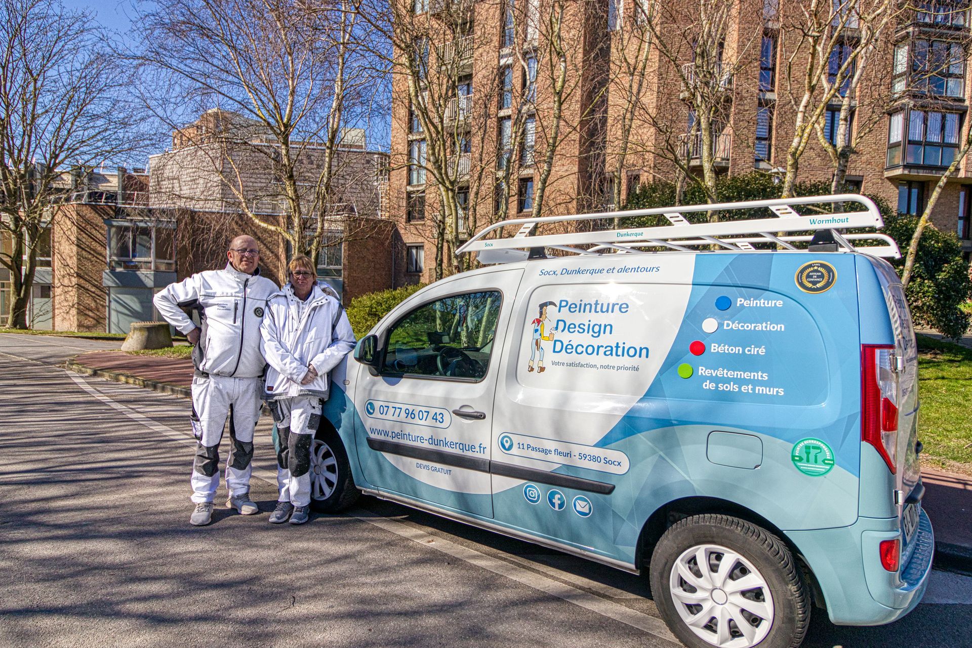 Monsieur et Madame Pieters devant leur véhicule.