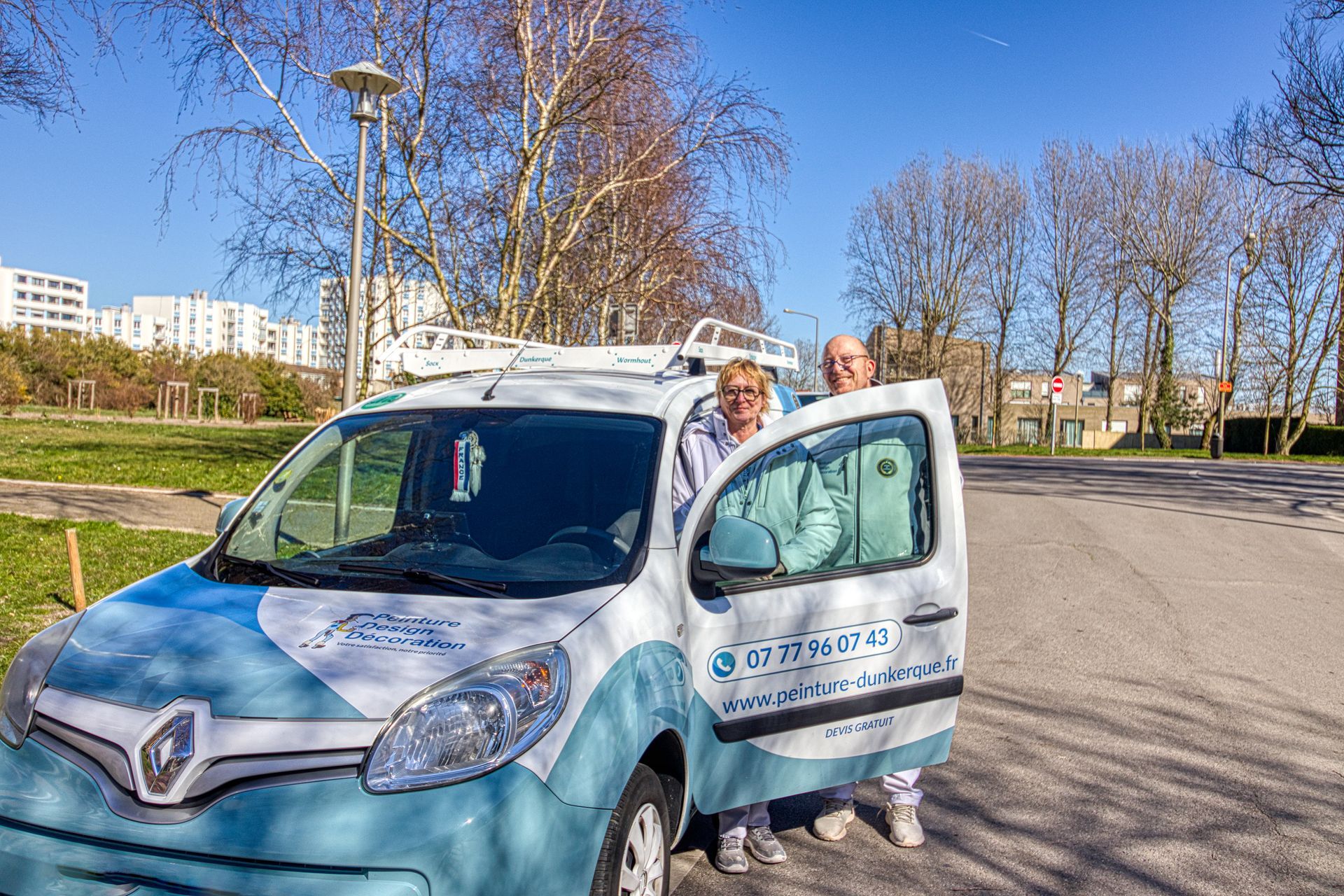 Monsieur et Madame Pieters à côté de leur véhicule.