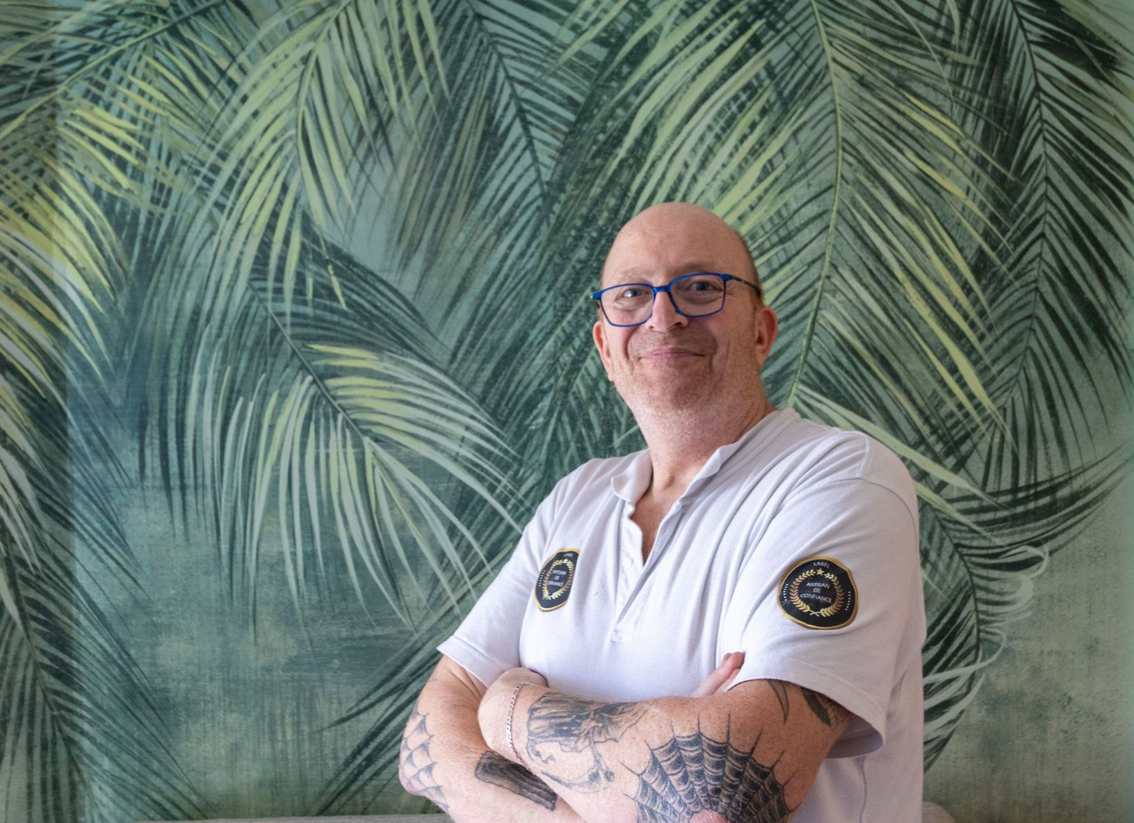 Thierry devant un papier peint vert