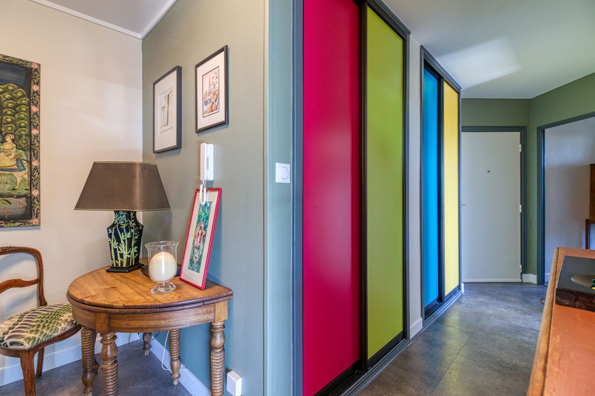 Des placards de différentes couleurs.