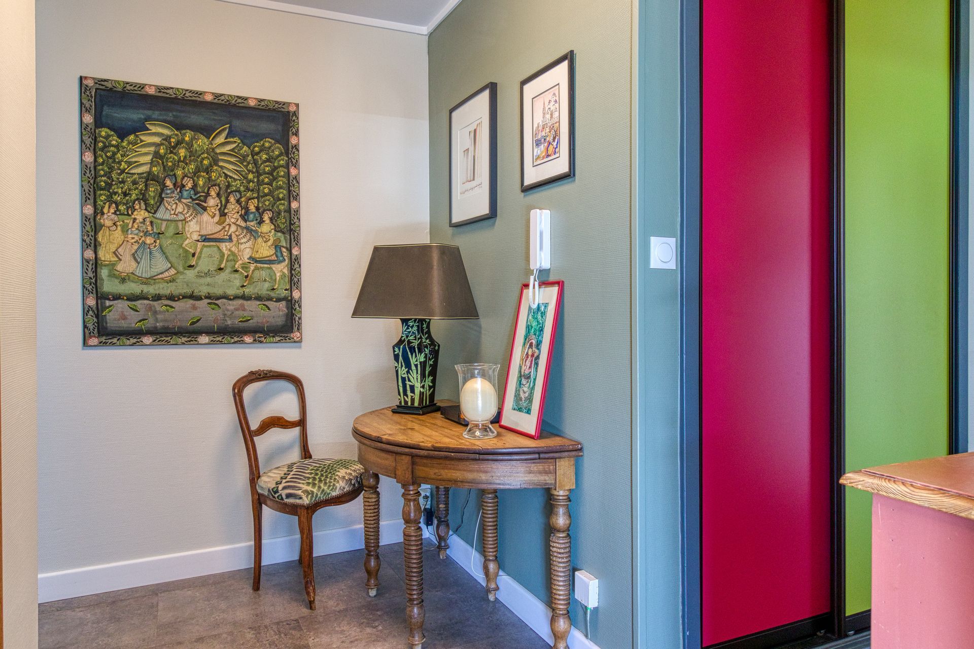 Une petite table et une chaise.