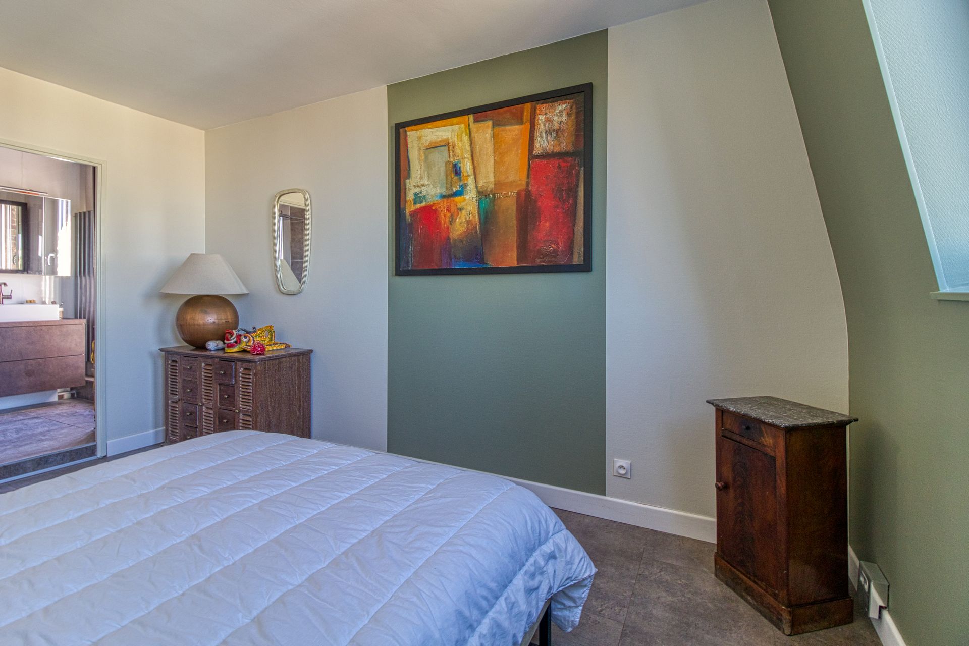 Une chambre avec un tableau.