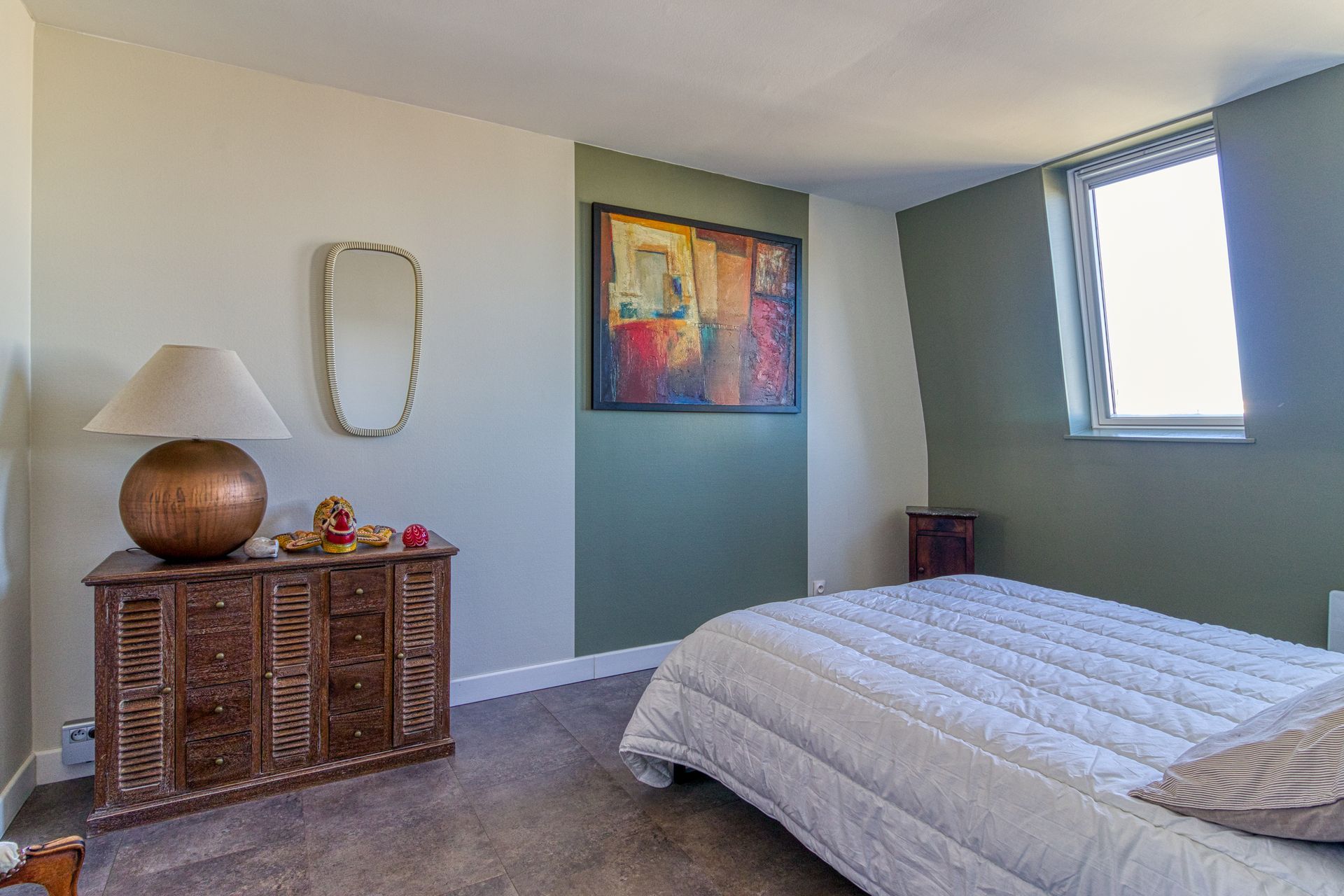 Une chambre avec un miroir.