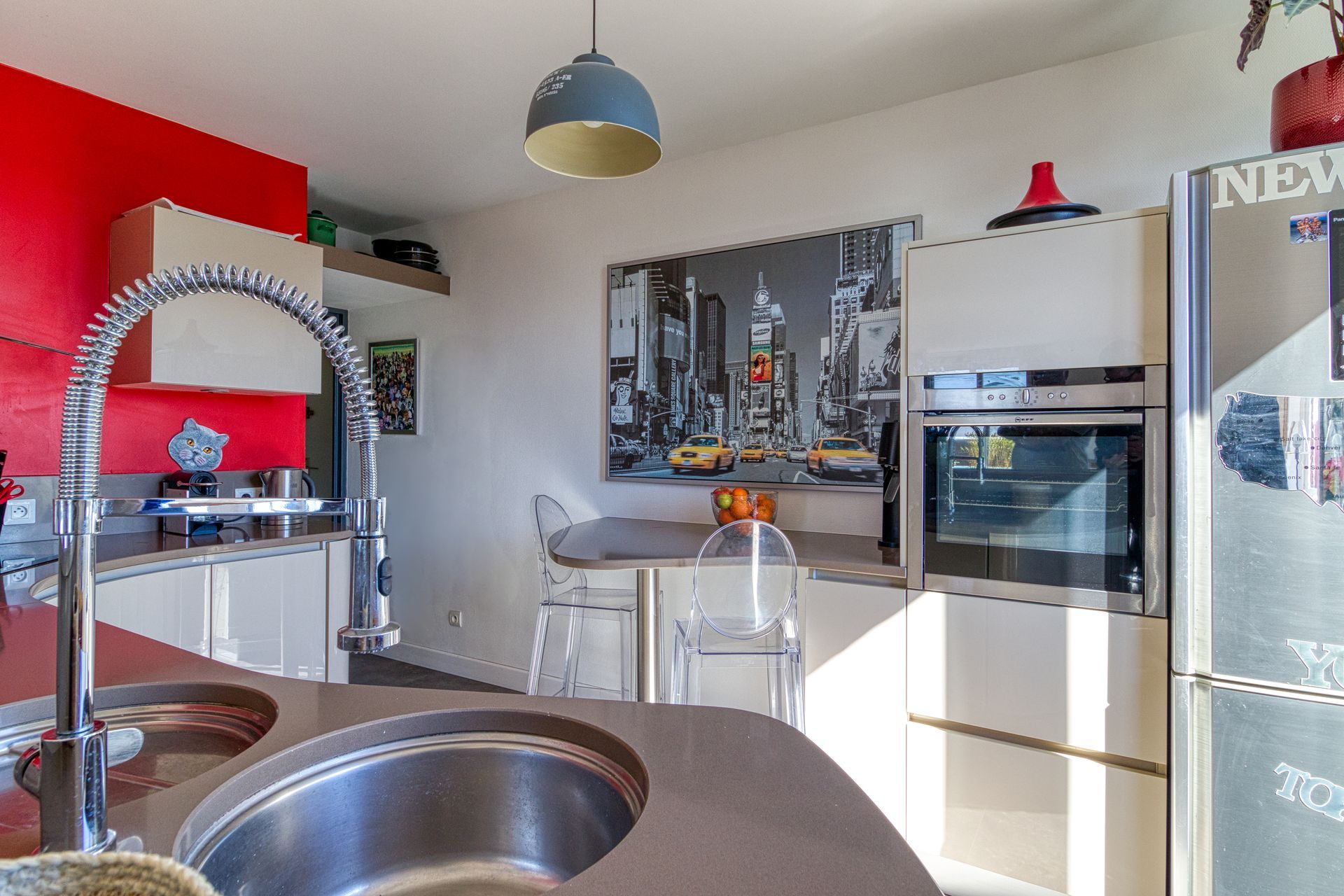 Une cuisine avec un tableau de New-York.