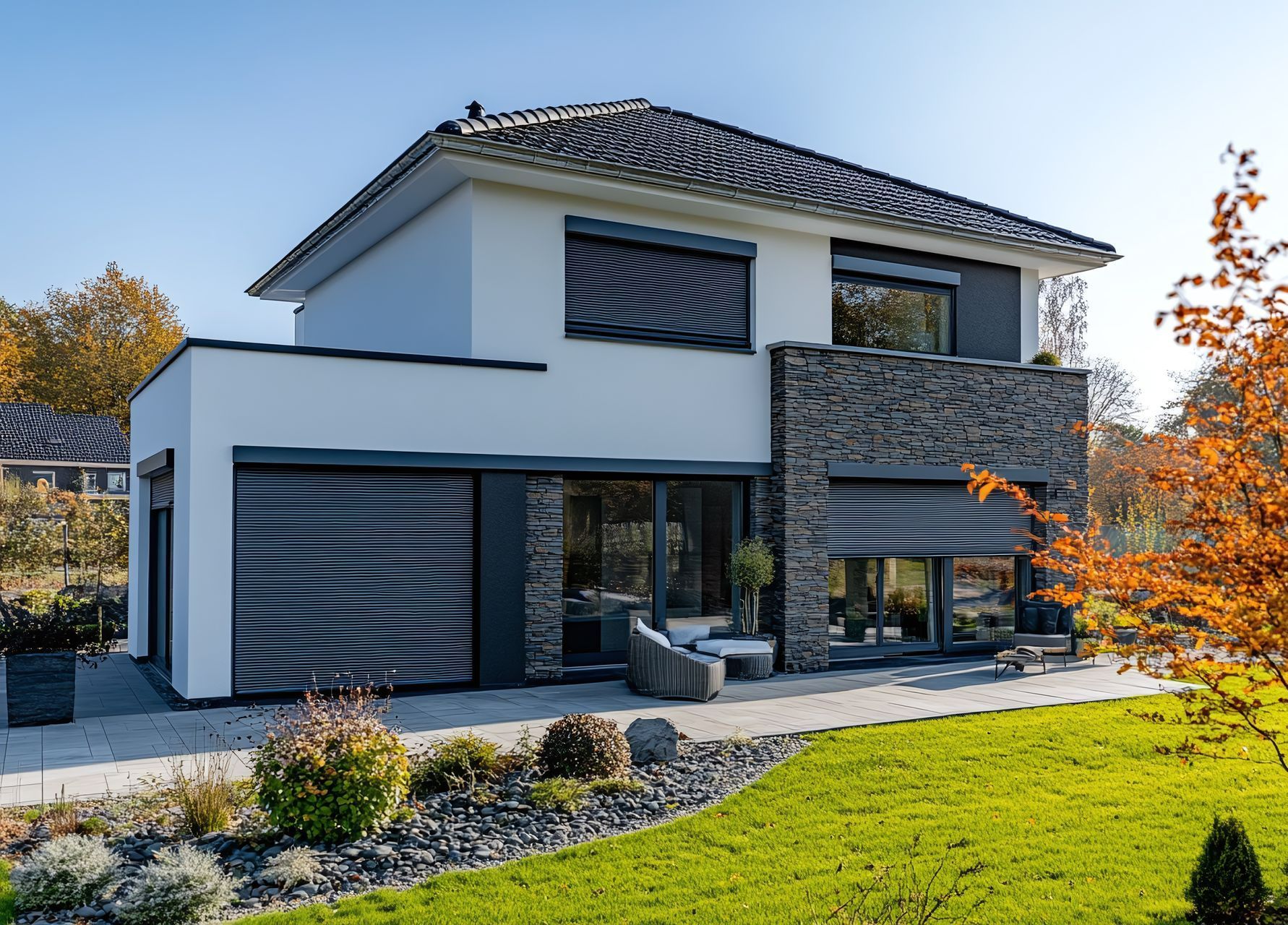 Une maison avec des volets gris.