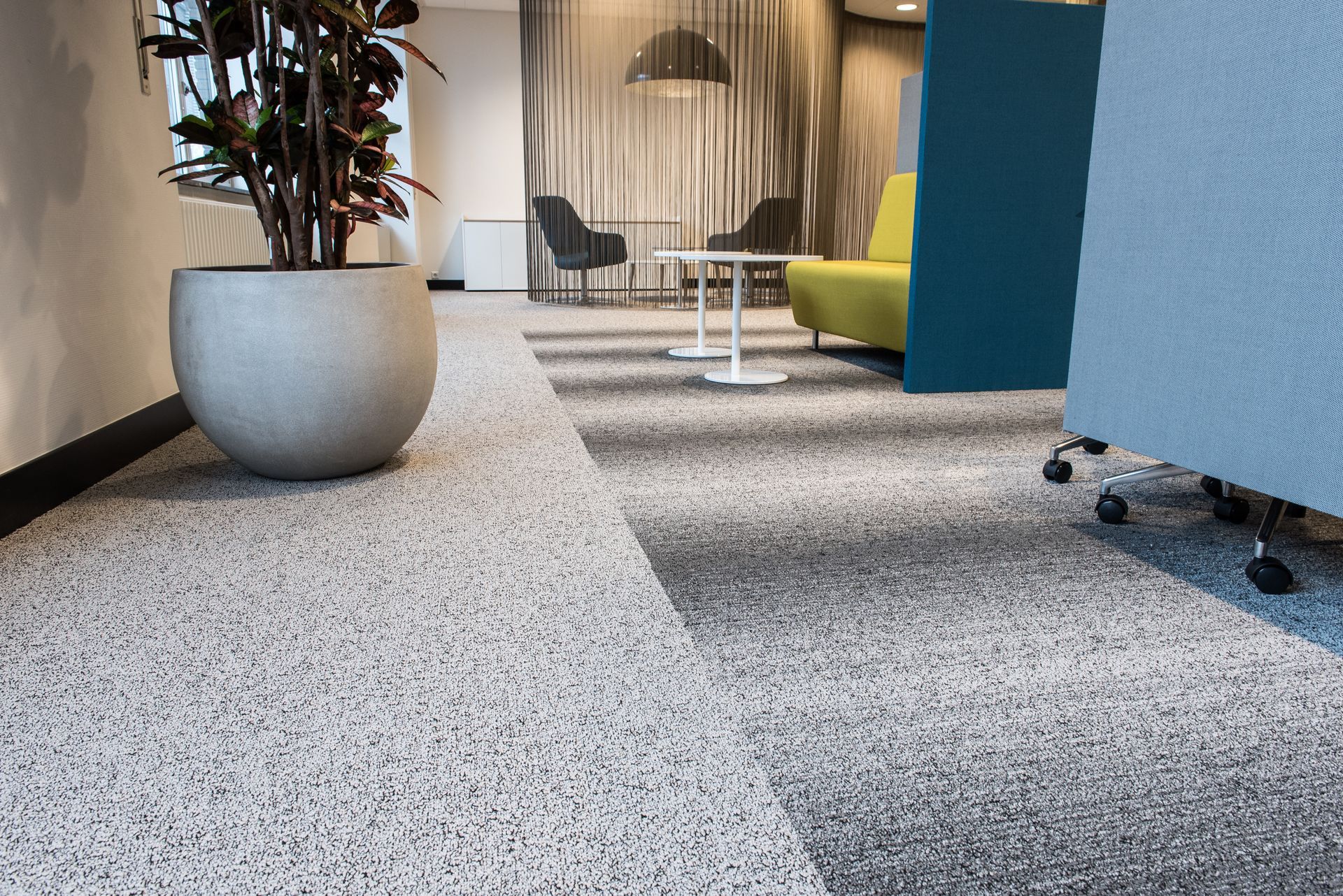 De la moquette dans un open space.