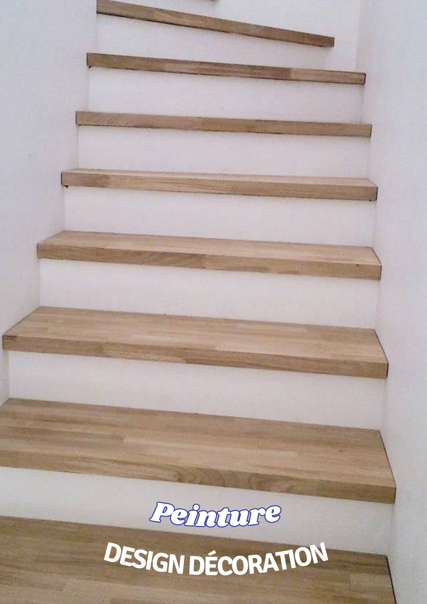 Un bureau avec un ordinateur dans une pièce avec des modifs géométriques.