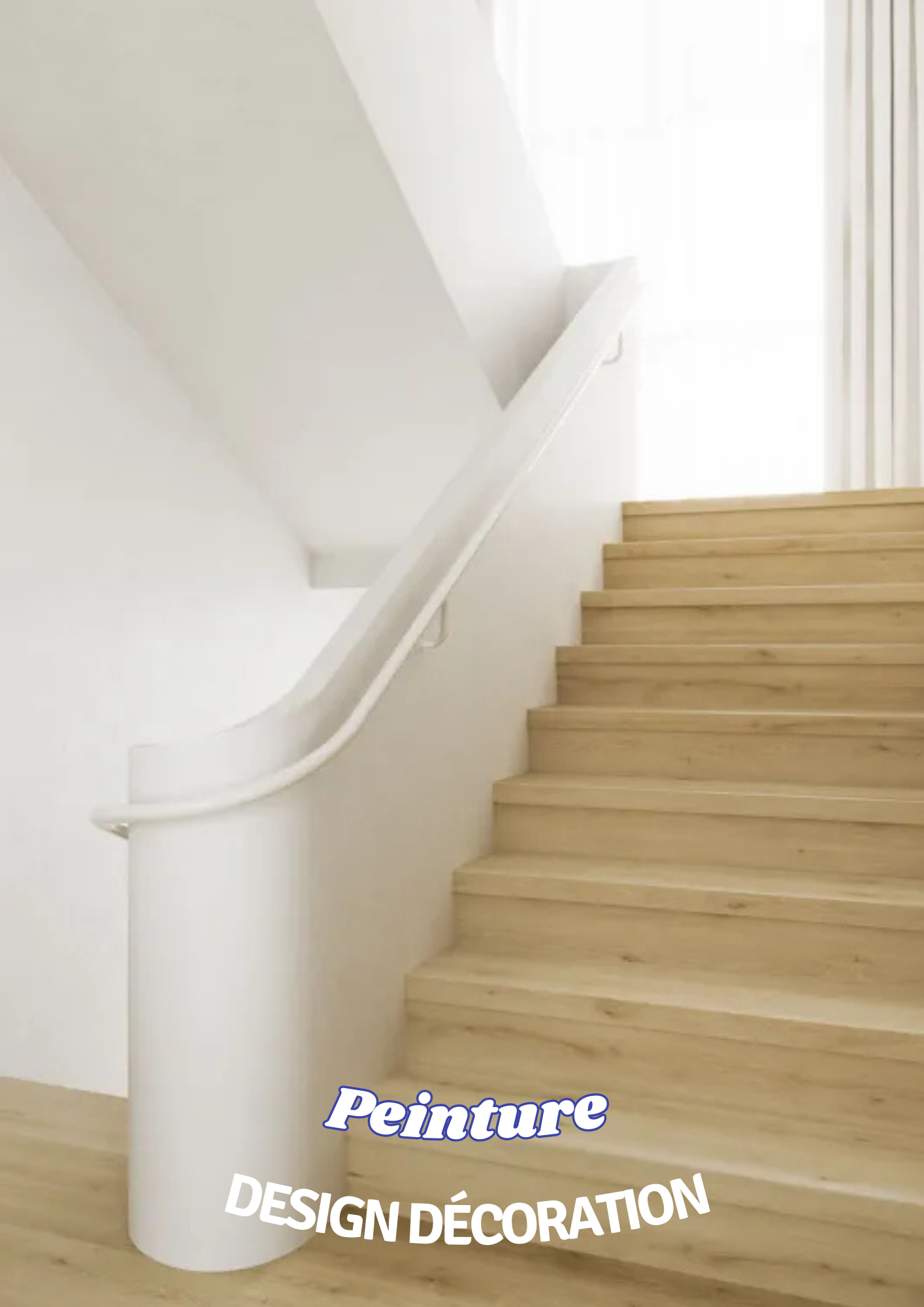 Un intérieur peint en violet avec plafond blanc.