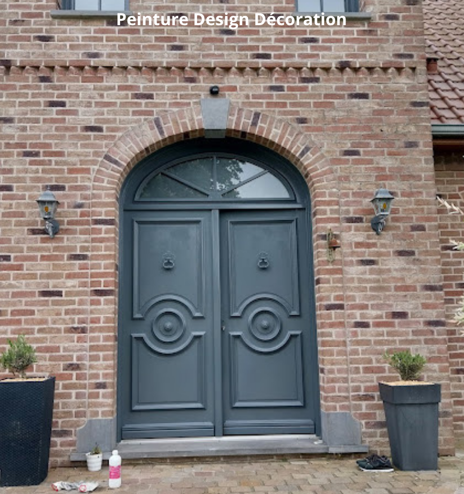 Avant après le peinture d'une porte d'entrée.