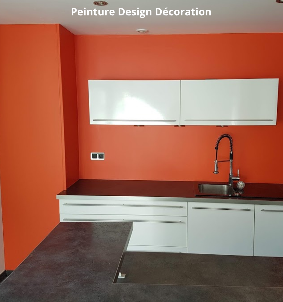 Un intérieur peint en violet avec plafond blanc.