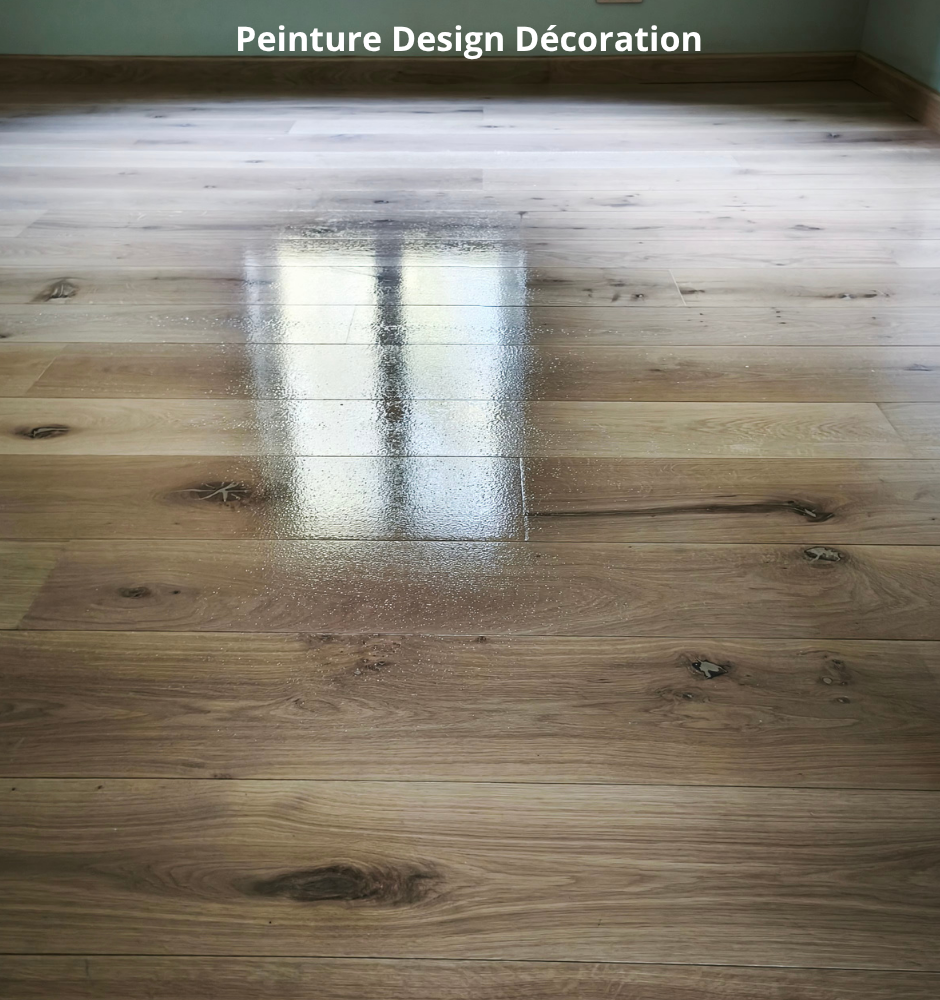 Des portes de placard peintes en rouge, vert, bleu et jaune.