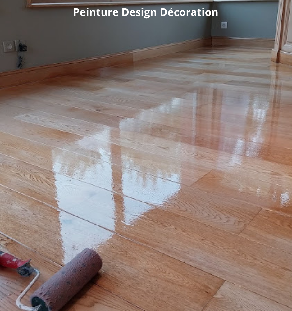 Des murs peints en bleu avec un pan blanc.