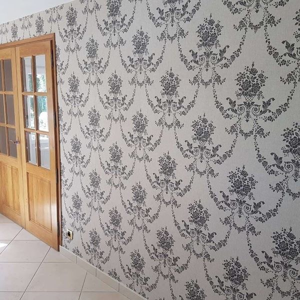 Un papier peint avec des fleurs.