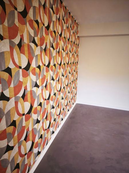 Un papier peint orange, blanc, gris et jaune.