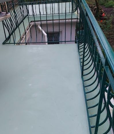 La main courante d'un balcon.