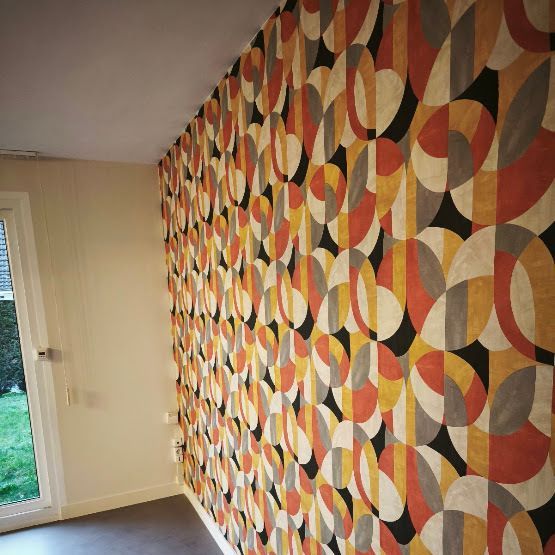 Un papier peint orange, jaune et gris